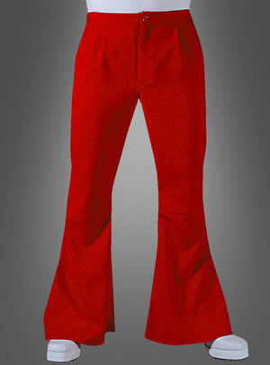 Eine Person trägt die „Hippie Hose mit Schlag für Herren“ in leuchtendem Rot, kombiniert mit weißen Schuhen, und steht vor einem schlichten grauen Hintergrund. Diese auffällige Schlaghose verkörpert perfekt den Retro-Stil und lässt mit ihrer kräftigen Farbe und ihrer markanten Silhouette die lebhafte Mode vergangener Jahrzehnte wieder aufleben.