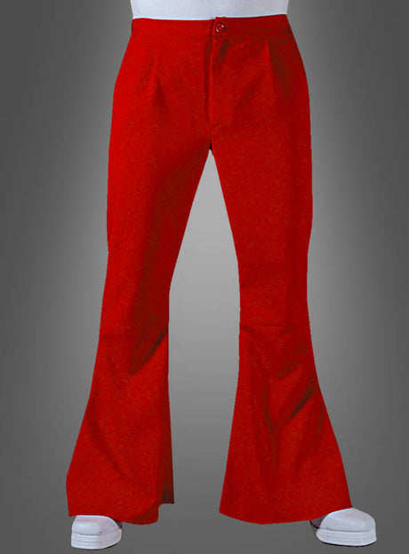 Eine Person trägt die „Hippie Hose mit Schlag für Herren“ in leuchtendem Rot, kombiniert mit weißen Schuhen, und steht vor einem schlichten grauen Hintergrund. Diese auffällige Schlaghose verkörpert perfekt den Retro-Stil und lässt mit ihrer kräftigen Farbe und ihrer markanten Silhouette die lebhafte Mode vergangener Jahrzehnte wieder aufleben.