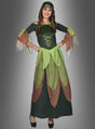 Vor einem grauen Hintergrund mit Farbverlauf steht eine Frau und lächelt. Sie trägt ein „Grüne Waldfee“-Damenkostüm – ein langes, grün-braunes Kleid mit Blattmotiv, transparenten Ärmeln und einem grünen Stirnband.