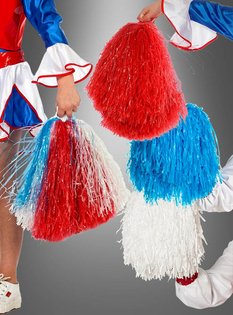 Drei Cheerleaderinnen, gekleidet in einheitliche Kostüme mit ausgestelltem Ärmeln, posieren vor einem neutralen Hintergrund und halten dabei Cheerleader-Pompons in leuchtendem Rot, Weiß und Blau in den Händen.