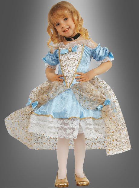 Ein kleines Kind trägt das „Prinzessin“-Kinderkostüm – ein blau-goldenes Kleid mit Spitzendetails –, dazu weiße Strumpfhosen und goldene Schuhe, und steht lächelnd vor einem grauen Hintergrund.