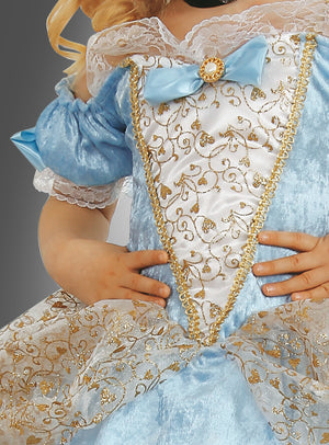 Ein Kind in einem blau-weißen Prinzessinnen-Kinderkostüm mit goldenen Verzierungen, Spitzendetails und einer blauen Schleife, das mit den Händen in den Hüften posiert – perfekt für jeden kleinen Barock-Prinzessinnen- oder Märchenkostüm-Mädchen-Moment.