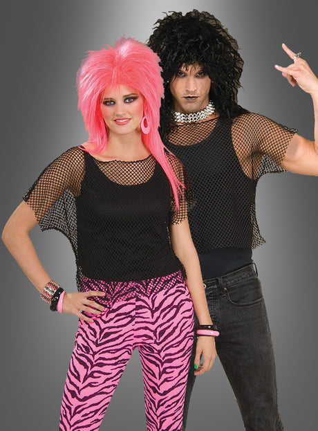Zwei Personen in Kostümen im Stil der 1980er Jahre, die jeweils auffällige Accessoires und toupierte Perücken tragen – die eine mit einer rosa Perücke und Zebra-Hosen, die andere mit einer schwarzen Perücke, dunklen Hosen und dem klassischen Netzshirt „80er schwarz für Rocker“ – posieren vor einem grauen Hintergrund.