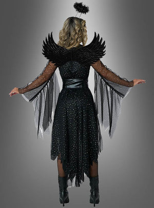 Eine Person trägt das Kostüm „Schimmernder, düsterer schwarzer Engel“, bestehend aus einem schwarzen Kleid mit durchsichtigen, funkelnden Ärmeln, schwarzen Federflügeln, einem schwarzen Heiligenschein-Stirnband und schwarzen Stiefeln. Sie steht mit leicht ausgestreckten Armen da und blickt vom Betrachter weg – ein perfektes dunkles Karnevalskostüm für Damen.