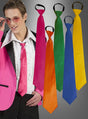 Eine Person in einem rosa Anzug mit einer weißen Rüschenbluse und einer rosa Krawatte steht neben fünf Krawatten in verschiedenen Farben – rosa, orange, grün, blau und gelb – vor einem grauen Hintergrund: eine farbenfrohe Präsentation moderner Herrenaccessoires.