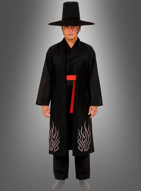 Eine Person, die das K-Pop-Kostüm „Black Demon“ für Herren trägt – bestehend aus einem traditionellen koreanischen Hut, einer langen schwarzen Robe mit Flammenmustern, einer roten Schärpe und Gesichtsbemalung –, steht vor einem schlichten grauen Hintergrund und sorgt so für einen auffälligen Look, der sich ideal für Cosplay oder thematische Karnevalsveranstaltungen eignet.