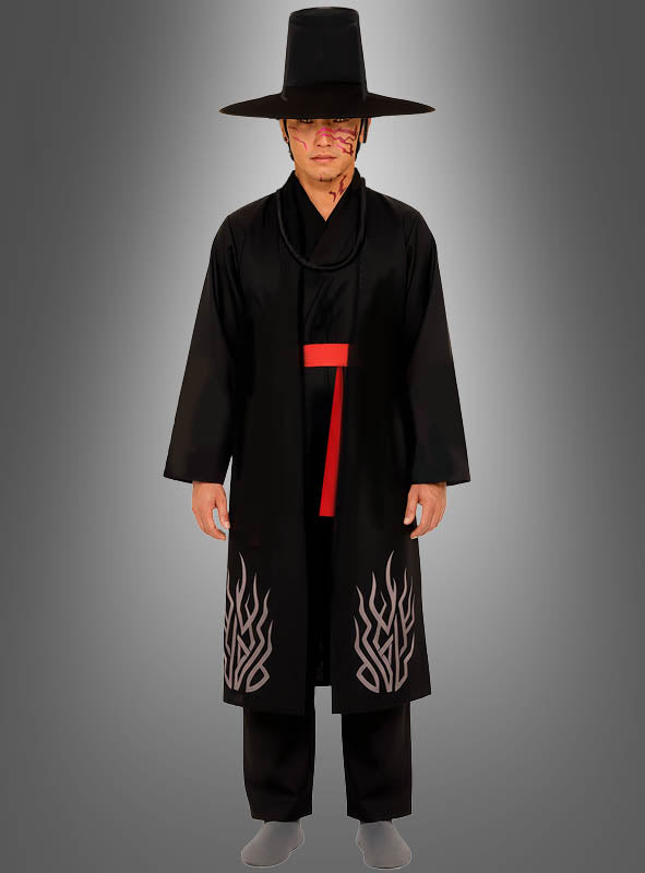 Eine Person, die das K-Pop-Kostüm „Black Demon“ für Herren trägt – bestehend aus einem traditionellen koreanischen Hut, einer langen schwarzen Robe mit Flammenmustern, einer roten Schärpe und Gesichtsbemalung –, steht vor einem schlichten grauen Hintergrund und sorgt so für einen auffälligen Look, der sich ideal für Cosplay oder thematische Karnevalsveranstaltungen eignet.