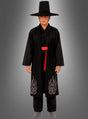 Eine Person, die das K-Pop-Kostüm „Black Demon“ für Herren trägt – bestehend aus einem traditionellen koreanischen Hut, einer langen schwarzen Robe mit Flammenmustern, einer roten Schärpe und Gesichtsbemalung –, steht vor einem schlichten grauen Hintergrund und sorgt so für einen auffälligen Look, der sich ideal für Cosplay oder thematische Karnevalsveranstaltungen eignet.