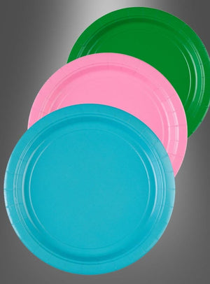 Drei einfarbige Pappteller aus dem „8er-Pack Pappteller einfarbig 22,8 cm“ in Grün, Rosa und Blau – ideal als Partyzubehör oder Einweggeschirr – sind leicht überlappend auf einem grauen Hintergrund mit Farbverlauf gestapelt.
