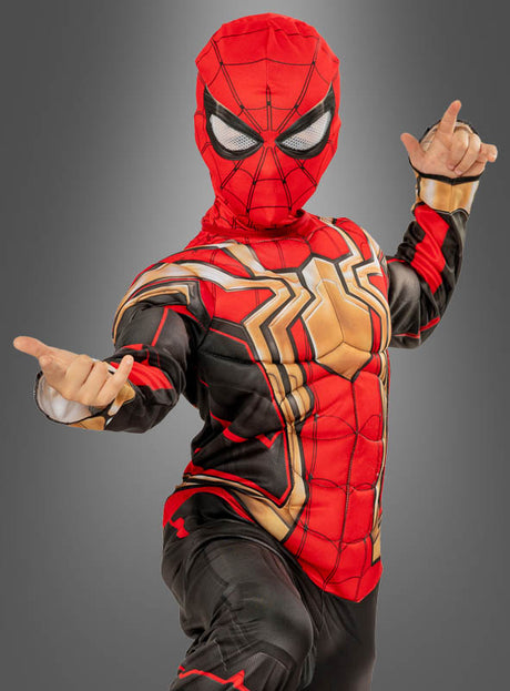 Ein Kind, das das Spider-Man-„Iron Spider“-Kinderkostüm trägt, posiert vor einem grauen Hintergrund: Ein Arm ist ausgestreckt, der andere angewinkelt, und die Finger ahmen die ikonische Geste des Spinnennetzschießens nach. Dieses Marvel-Kostüm gibt das Design des legendären Superheldenanzugs originalgetreu wieder.