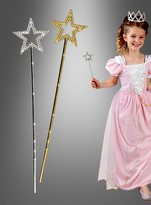 Ein Mädchen in einem rosa Prinzessinnenkleid und mit einer Tiara hält einen Zauberstab von Estelle Stern in der Hand; links sind zwei glitzernde Sternenzauberstäbe zu sehen, einer in Gold und einer in Silber – perfekt als Kostümzubehör oder Kinderzauberstab.