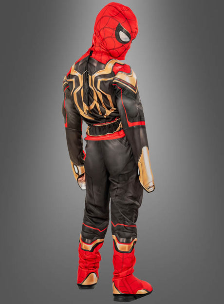 Ein Kind in einem Spider-Man-„Iron Spider“-Kinderkostüm steht mit dem Rücken zur Kamera, den Kopf leicht nach links gedreht, vor einem einfarbigen grauen Hintergrund.