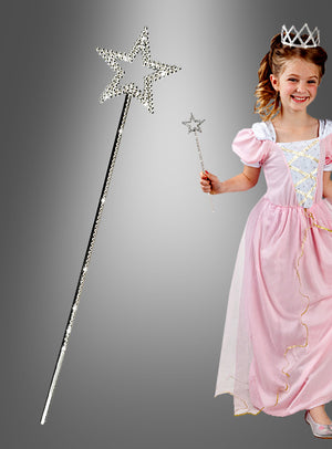 Ein junges Mädchen in einem rosa Prinzessinnenkleid und mit einer Tiara hält den schimmernden Zauberstab „Estelle Stern“ in der Hand – ein bezauberndes Accessoire, das sich perfekt als Kostümzubehör für jedes Märchenabenteuer eignet. Links ist eine Nahaufnahme des Zauberstabs vor einem grauen Hintergrund mit Farbverlauf zu sehen.
