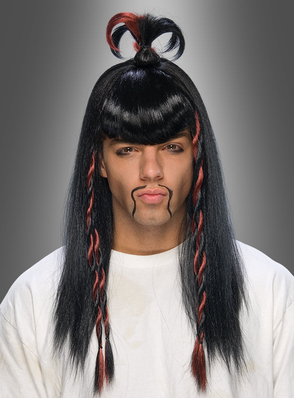 Eine Person mit langen schwarzen Haaren mit roten Strähnchen, die zu Zöpfen geflochten und zu einem Haarknoten zusammengebunden sind, sowie einem gelockten Schnurrbart; sie trägt ein weißes Hemd und posiert vor einem grauen Hintergrund mit Farbverlauf – ein markantes Erscheinungsbild, das an die „Japanische Perücke Samurai“ erinnert.