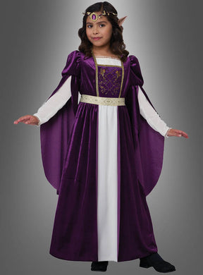 Ein junges Mädchen steht mit leicht ausgestreckten Armen vor einem grauen Hintergrund. Es trägt das „Elfenkönigin Violetta Kleid lila“ – ein lila-weißes Kleid im mittelalterlichen Stil, verziert mit einem goldenen Gürtel, einem Kopfschmuck und Elfenohren – und strahlt die magische Aura einer Elfenkönigin aus.