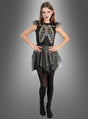Vor einem grauen Hintergrund steht eine Person, die das „Schillerndes Skelett Kleid Mädchen“ mit seinem auffälligen Skelett-Print trägt, kombiniert mit schwarzen Strumpfhosen und dunklem Make-up – die perfekte Inspiration für alle, die auf der Suche nach einem auffälligen Halloween-Kostüm für Mädchen sind.