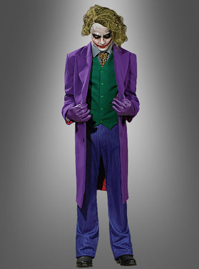In dem Joker-Super-Deluxe-Kostüm „The Dark Knight“ – bestehend aus einem violetten Mantel, einer grünen Weste, einer gestreiften Hose, weißem Gesichts-Make-up, roten Lippen und dunklem Augen-Make-up – verkörpert dieses Filmkostüm für Herren vor einem grauen Hintergrund mit Farbverlauf perfekt den berüchtigten Bösewicht.