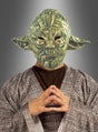 Eine Person, die eine Yoda-Maske „STAR WARS für Erwachsene“ trägt, steht mit gefalteten Händen vor einem grauen Hintergrund mit Farbverlauf und verkörpert die Weisheit eines wahren Jedi-Meisters.