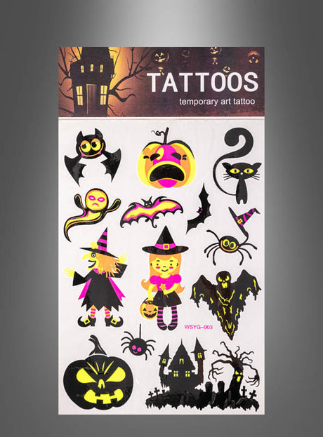 Bogen mit temporären Halloween-Tattoos mit Motiven wie Kürbissen, Fledermäusen, einer Hexe, einer Katze, Spukhäusern, einem Geist und einer Spinne auf grauem Hintergrund. Halloween-Tattoos sind das perfekte Accessoire, um dein Halloween-Kostüm abzurunden oder jeder Feier einen gruseligen Touch zu verleihen.