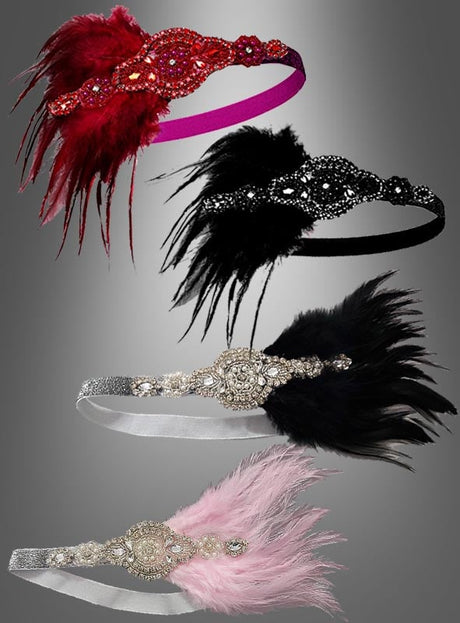 Vier dekorative Haarbänder aus der Kollektion „20er Jahre Haarband mit Strass und Perlen Lilli“ – mit funkelnden Perlenmustern und Federakzenten in Rot, Schwarz, Schwarz mit Silber und Silber mit Rosa – werden vor einem grauen Hintergrund mit Farbverlauf präsentiert. Diese eleganten Accessoires eignen sich perfekt als Haarband im Stil der 20er Jahre oder als Kopfschmuck im Stil der 20er Jahre, um Ihr Vintage-Flapper-Kleid zu ergänzen.