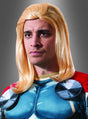 Eine Person in einem Superheldenkostüm mit blauer Brust, rotem Umhang und einer langen blonden Thor-Superheldenperücke blickt vor einem grauen Hintergrund nach vorne.