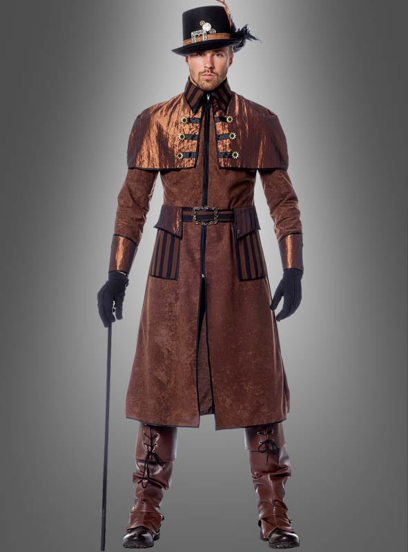 Vor einem grauen Hintergrund steht ein Mann, der den „Deluxe Steampunk Mantel Montgomery“, hohe Stiefel, Handschuhe und einen schwarzen Hut mit einer Feder trägt und einen Spazierstock in der Hand hält.