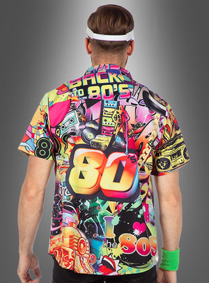 Ein Mann, der das 80er-Jahre-Outfit „Hemd“ trägt – ein farbenfrohes Hemd, das von den 1980er Jahren inspiriert ist und auffällige Grafiken sowie Schriftzüge wie „Back to 80s“ und „80s“, vor einem grauen Hintergrund mit Farbverlauf – perfekt für jedes 80er-Jahre-Outfit oder die nächste 80er-Jahre-Mottoparty.