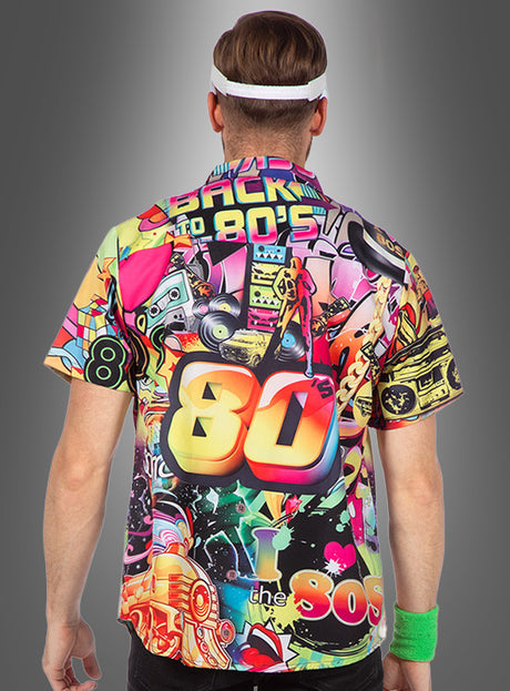 Ein Mann, der das 80er-Jahre-Outfit „Hemd“ trägt – ein farbenfrohes Hemd, das von den 1980er Jahren inspiriert ist und auffällige Grafiken sowie Schriftzüge wie „Back to 80s“ und „80s“, vor einem grauen Hintergrund mit Farbverlauf – perfekt für jedes 80er-Jahre-Outfit oder die nächste 80er-Jahre-Mottoparty.