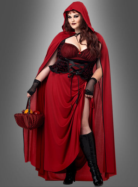 Eine Frau im Rotkäppchen-Kostüm XXL – ein auffälliger roter Kapuzenmantel, kombiniert mit einem Korsettkleid – hält einen Korb mit Obst in der Hand und rundet damit den bezaubernden Märchen-Look ab. Als Accessoires trägt sie schwarze Handschuhe und kniehohe Stiefel und steht vor einem schlichten grauen Hintergrund – eine ideale Wahl für alle, die auf der Suche nach einem auffälligen Märchenkostüm oder Karnevalskostüm sind.