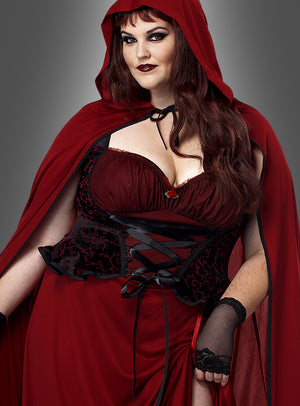 Eine Frau in einem roten Kapuzenmantel, einem Korsett und Spitzenhandschuhen posiert vor einem grauen Hintergrund mit Farbverlauf – ein idealer Look, um das Rotkäppchen-Kostüm XXL bei jeder Karnevalsveranstaltung zur Geltung zu bringen.