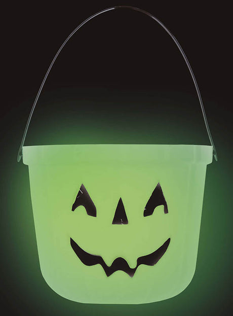 Der Halloween-Eimer für Süßigkeiten aus grünem Kunststoff mit einem Jack-o-Lantern-Gesicht und einem schwarzen Henkel leuchtet im Dunkeln – ideal zum Sammeln von Süßigkeiten an gruseligen Abenden.