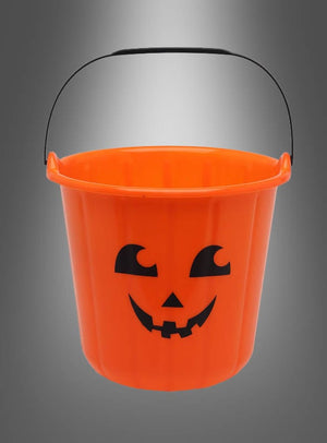 Der Halloween-Eimer für Süßigkeiten besteht aus orangefarbenem Kunststoff und verfügt über ein schwarzes Jack-o-Lantern-Gesicht sowie einen praktischen Henkel. Er eignet sich ideal zum Sammeln von Süßigkeiten und wird auf einem grauen Farbverlauf präsentiert. Besonderes Highlight: Der Halloween-Eimer für Süßigkeiten leuchtet im Dunkeln – perfekt für nächtliche Halloween-Abenteuer!.