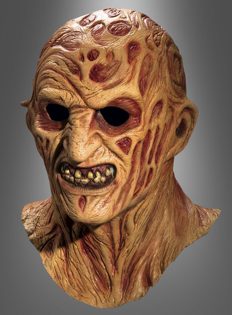 Eine detailgetreue und grausige Freddy-Krueger-Maske aus „Nightmare on Elm Street“ mit einem lebensechten, vernarbten und verbrannten Gesicht, verfaulten Zähnen und hohlen Augenhöhlen, fachmännisch aus hochwertigem Latex gefertigt und vor einem neutralen Hintergrund präsentiert – ideal für jeden Fan von „Nightmare on Elm Street“.
