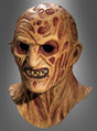 Eine detailgetreue und grausige Freddy-Krueger-Maske aus „Nightmare on Elm Street“ mit einem lebensechten, vernarbten und verbrannten Gesicht, verfaulten Zähnen und hohlen Augenhöhlen, fachmännisch aus hochwertigem Latex gefertigt und vor einem neutralen Hintergrund präsentiert – ideal für jeden Fan von „Nightmare on Elm Street“.