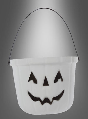 Wir stellen vor: den Halloween-Eimer für Süßigkeiten: Ein weißer Plastikeimer mit einem schwarzen Jack-o’-Lantern-Gesicht und einem schwarzen Henkel, präsentiert vor einem grauen Farbverlauf. Perfekt zum Sammeln von Süßigkeiten – leuchtet im Dunkeln und sorgt so für besonders gruseligen Spaß!.
