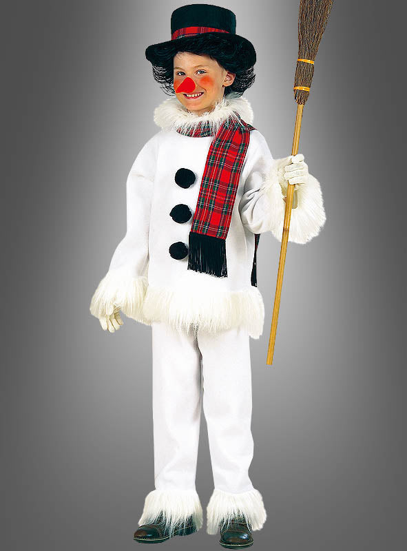 Ein Kind im Schneemannkostüm für Kinder, mit weißem Pelzbesatz, schwarzen Knöpfen, einem rot-schwarz karierten Schal und einer schwarzen Mütze, das einen Besen in der Hand hält. Das Gesicht des Kindes ist mit einer roten Nase und einem Lächeln bemalt – perfekt für die Kinderfasching-Feierlichkeiten.