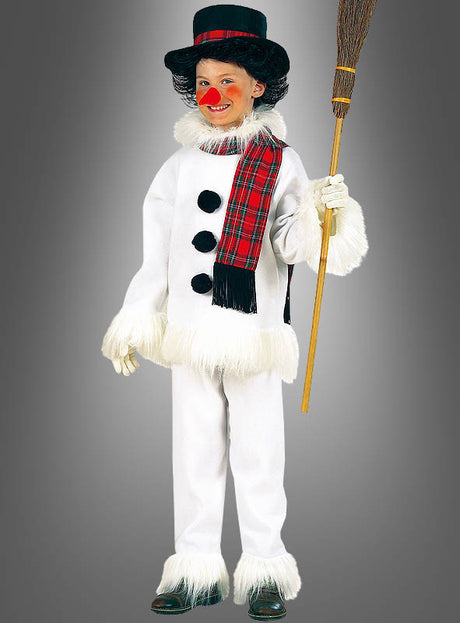 Ein Kind im Schneemannkostüm für Kinder, mit weißem Pelzbesatz, schwarzen Knöpfen, einem rot-schwarz karierten Schal und einer schwarzen Mütze, das einen Besen in der Hand hält. Das Gesicht des Kindes ist mit einer roten Nase und einem Lächeln bemalt – perfekt für die Kinderfasching-Feierlichkeiten.