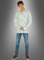 Vor einem grauen Hintergrund mit Farbverlauf steht ein junger Mann, der das „Sommerparty Flamingo“-Hemd in Hellgrün mit verspielten rosa Flamingo-Motiven trägt, kombiniert mit blauen Jeans und schwarzen Schnürschuhen – damit ist es die perfekte Wahl für eine ausgelassene Strandparty oder als auffälliges Karnevalshemd.