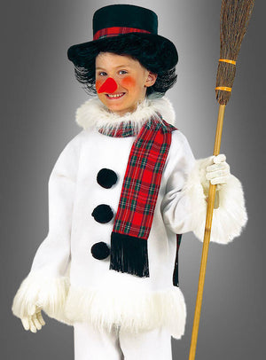 Ein Kind im Schneemannkostüm für Kinder trägt ein weißes Outfit mit schwarzen Knöpfen, einen karierten Schal und einen Zylinder und hält einen Besen in der Hand – perfekt für Kinderfasching-Kostümpartys.