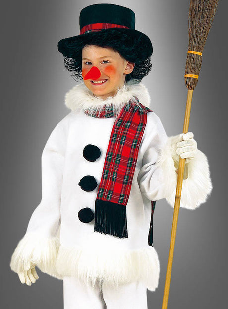 Ein Kind im Schneemannkostüm für Kinder trägt ein weißes Outfit mit schwarzen Knöpfen, einen karierten Schal und einen Zylinder und hält einen Besen in der Hand – perfekt für Kinderfasching-Kostümpartys.