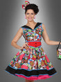 Eine Frau, die das „Buntes Pop Art Comic Kleid Nina“ trägt, kombiniert mit einem roten Gürtel und einer passenden Haarschleife, hält eine kleine Handtasche in der Hand, während sie vor einem grau verlaufenden Hintergrund steht – perfekt für jede Rock’n’Roll-Mottoparty oder als auffälliges Kleid im Stil der 50er Jahre.