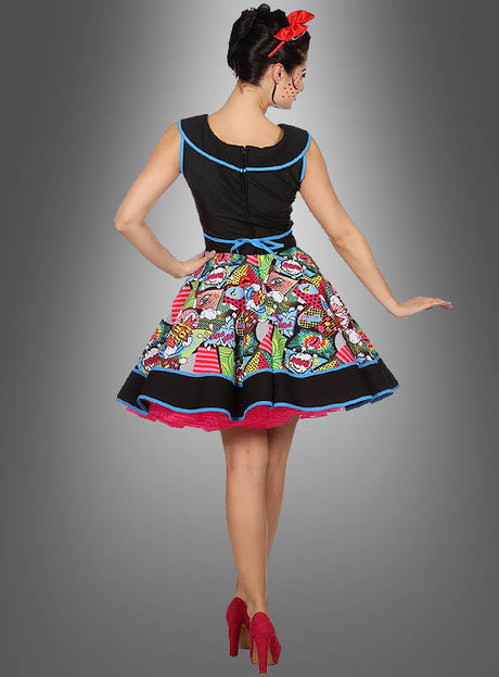 Eine Frau, die mit dem Rücken zur Kamera steht, trägt ein schwarzes Oberteil mit blauer Borte, das „Buntes Pop Art Comic Kleid Nina“ – ein farbenfrohes, ausgestellt geschnittenes Kleid mit auffälligen Comic-Mustern, das sich perfekt für eine Rock’n’Roll-Motto-Party eignet –, dazu rote Pumps und eine rote Schleife im Haar. Der Hintergrund weist einen grauen Farbverlauf auf.