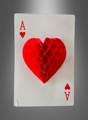 Casino-Party-Girlanden mit Spielkartendekoration: Im Mittelpunkt steht ein Herz-Ass mit einem dreidimensionalen roten Papierherz in der Mitte, vor einem grauen Hintergrund mit Farbverlauf – die perfekte Dekoration für Ihre nächste Casino-Party oder eine Veranstaltung im Las-Vegas-Stil.