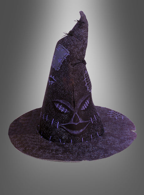 Ein hoher, spitzer schwarzer „Sprechender Hut“ aus Harry Potter mit violetten Patchwork-Elementen und aufgestickten Gesichtsdetails auf der Vorderseite, dargestellt vor einem Hintergrund mit Farbverlauf – perfekt als Harry-Potter-Partydekoration oder als verspieltes Zaubererhut-Accessoire für Kinder.