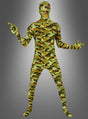 Eine Person, die einen Ganzkörper-Tarnanzug im Militär-Morphsuit-Stil trägt, deren Gesicht und Füße bedeckt sind und die mit leicht ausgestreckten Armen vor einem grauen Hintergrund mit Farbverlauf steht.