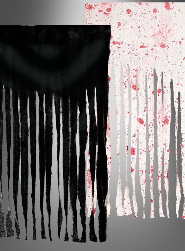 Zwei rechteckige Stoffbahnen aus der Kollektion „Halloween-Vorhang – blutig oder schwarz“ hängen nebeneinander – eine in schlichtem Schwarz mit Fransenstreifen, die andere in Weiß mit dramatischen roten Spritzern und passenden Fransenstreifen – vor einem neutralen grauen Hintergrund. Sie eignen sich perfekt als gruselige Halloween-Vorhänge oder als auffällige Dekoration für Ihre nächste Zombie-Party.