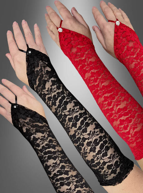 Drei Hände tragen lange, fingerlose Spitzenhandschuhe – „Lange Armstulpen 40 cm mit Spitze“ – in Schwarz und Rot, jeweils mit einem Zierknopf am Handgelenk vor grauem Hintergrund. Perfekt als Accessoire für ein Halloween-Kostüm oder als elegante lange Spitzenhandschuhe für jeden Anlass.