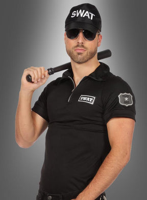 Ein Mann, der ein SWAT-Sonderkommando-Shirt, eine Sonnenbrille und ein schwarzes Hemd trägt, hält selbstbewusst einen Schlagstock über seiner Schulter. Ein Polizeiaufnäher auf seinem Ärmel rundet den Look ab und macht ihn in diesem klassischen Outfit einsatzbereit – perfekt für jede Party oder jede Themenveranstaltung rund um die Sondereinsatztruppe.