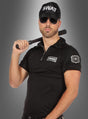 Ein Mann, der ein SWAT-Sonderkommando-Shirt, eine Sonnenbrille und ein schwarzes Hemd trägt, hält selbstbewusst einen Schlagstock über seiner Schulter. Ein Polizeiaufnäher auf seinem Ärmel rundet den Look ab und macht ihn in diesem klassischen Outfit einsatzbereit – perfekt für jede Party oder jede Themenveranstaltung rund um die Sondereinsatztruppe.
