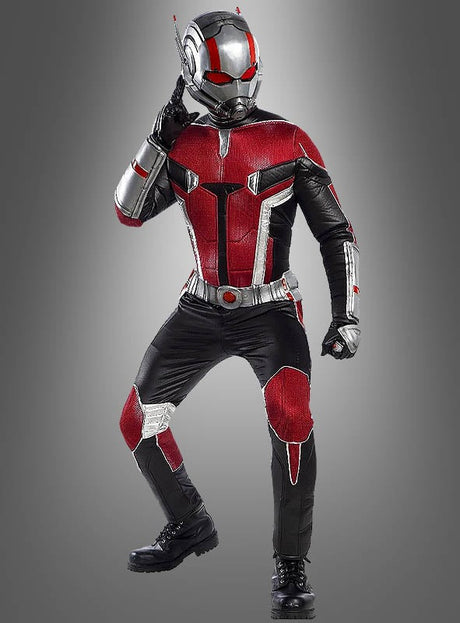 Eine Person, die das „Ant-Man“-Kostüm „Grand Heritage“ trägt – einen rot-schwarz-silbernen Science-Fiction-Superheldenanzug mit Helm –, steht in einer dynamischen Pose vor einem grauen Hintergrund mit Farbverlauf.